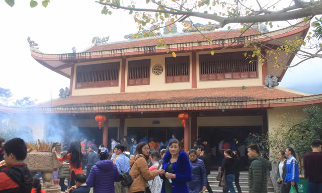 Du khách chen chân ở ngôi đền lớn nhất miền Tây Thanh Hóa