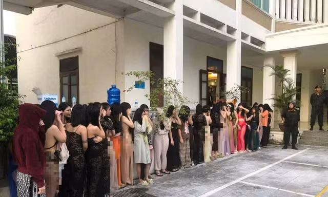Hàng chục cảnh sát đột kích quán Karaoke - Massage G7 lúc rạng sáng 