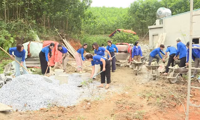 Hình ảnh đẹp của thanh niên xứ Thanh trên những nẻo đường quê