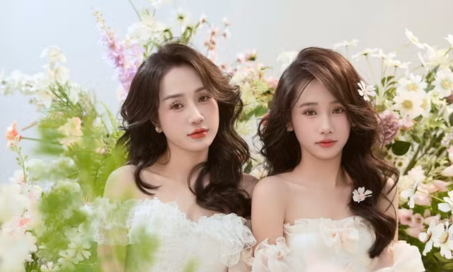 Cộng đồng mạng ngỡ ngàng trước hình ảnh mẹ con như chị em sinh đôi ở Thanh Hóa
