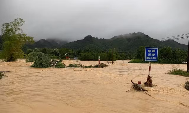 Mưa lớn ở Thanh Hóa làm ngập lụt chia cắt nhiều nơi, 1 người mất tích