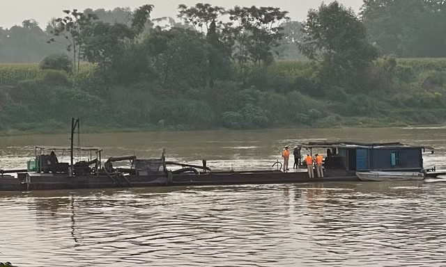 Bắt giữ 2 thuyền sắt bơm hút cát trái phép trên sông Mã 