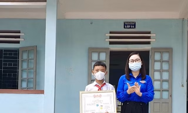 Trao tặng Huy hiệu 'Tuổi trẻ dũng cảm' cho nam sinh lớp 7 cứu người bị nước cuốn trôi