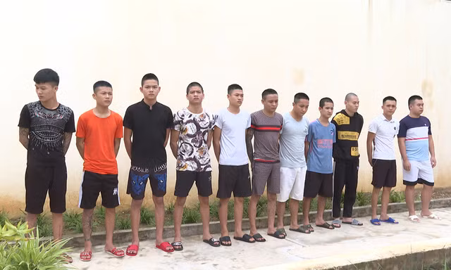 Dùng súng tự chế đuổi bắn nhau trên đường
