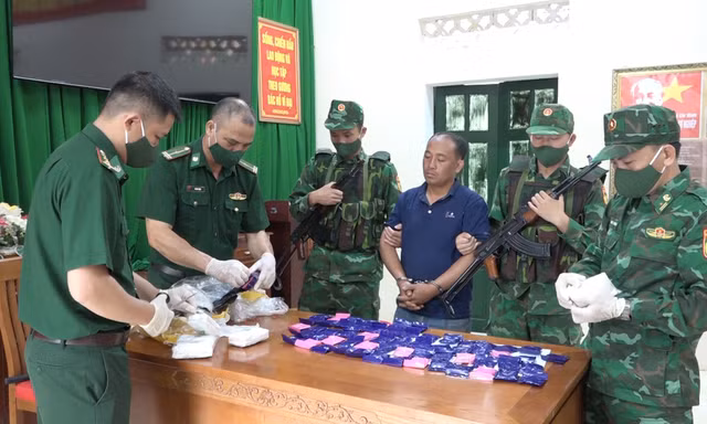 Dùng dao nhọn chống trả khi bị bắt quả tang vận chuyển ma túy qua biên giới 