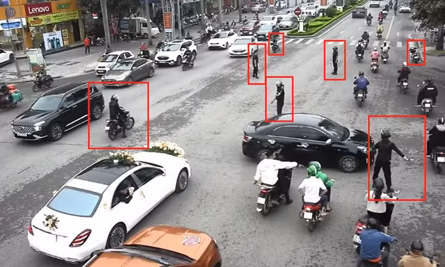 Triệu tập nhóm người mặc đồng phục 'điều tiết giao thông' cho đoàn xe cưới