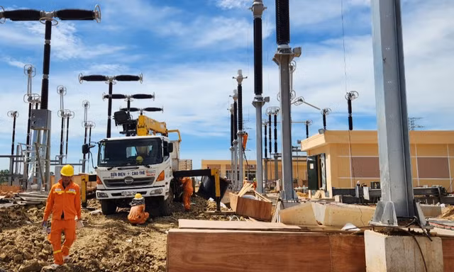 Hình ảnh công nhân công trường đường dây 500kV mạch 3 tại Thanh Hoá