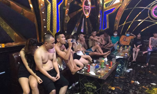 Bắt 23 đối tượng mừng sinh nhật bằng tiệc ma tuý tại quán karaoke