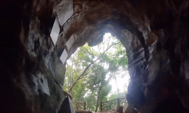 Hang Mắt Rồng trong lòng thành phố Thanh Hóa 