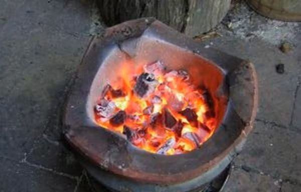 Hai vợ chồng tử vong bên chậu than củi đã tàn