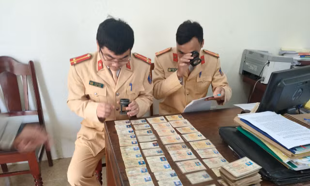 Lực lượng CSGT huyện Quan Sơn kiểm tra giấy phép lái xe giả