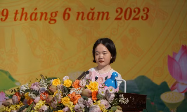 Cô giáo không tay ở Thanh Hóa: Đi về phía mặt trời, bóng tối ngả sau lưng