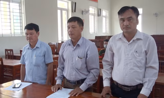 Ba cán bộ xã vừa bị khởi tố bị can, cấm đi khỏi nơi cư trú