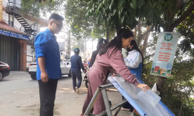 Cá chép 'trượt băng' ngày ông Công ông Táo