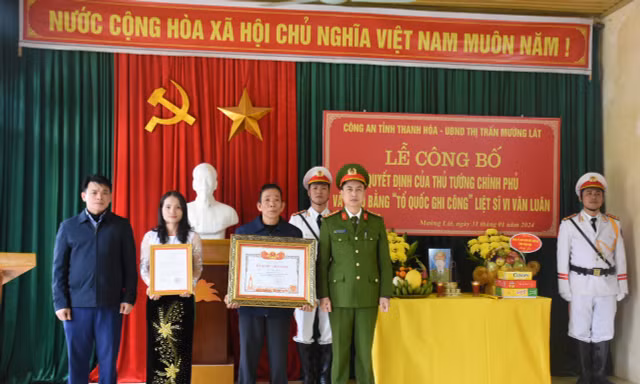 Trao bằng 'Tổ quốc ghi công' cho thân nhân chiến sỹ công an hy sinh khi vây bắt tội phạm