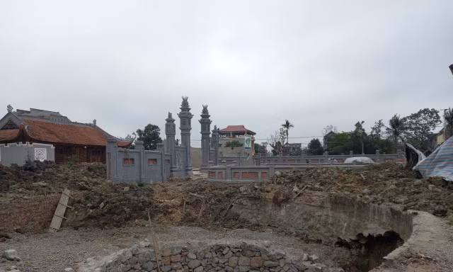 Hiện trường 'tu bổ' giếng cổ tại đền thờ sử gia Lê Văn Hưu