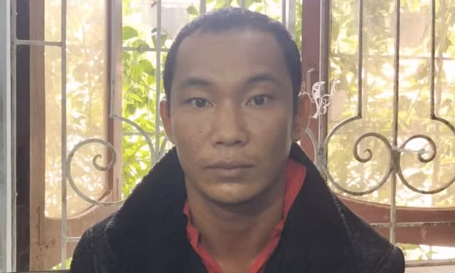 Gã đàn ông hung hãn cầm dao đuổi chém trưởng công an xã