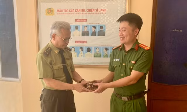 Cơ quan công an bàn giao các các thể cho Trung tâm cứu hộ, bảo tồn và phát triển sinh vật, Vườn Quốc gia Cúc Phương chăm sóc, nuôi dưỡng