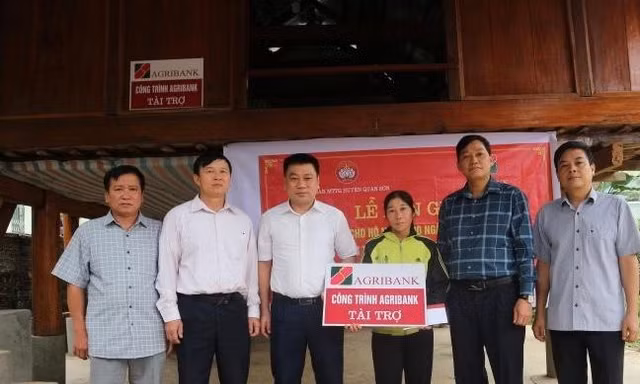 Thanh Hoá: Trao tiền hỗ trợ xây dựng nhà đại đoàn kết cho 100 hộ nghèo ở huyện Quan Sơn