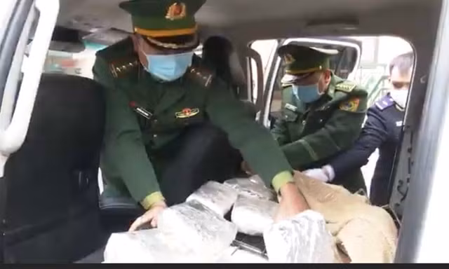 Đối tượng người nước ngoài mang súng áp tải hơn 21 kg ma tuý qua biên giới 