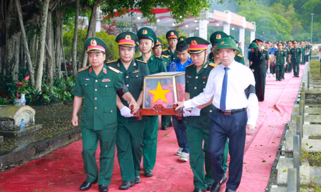 Lễ truy điệu, an táng 15 liệt sĩ quân tình nguyện và chuyên gia Việt Nam 