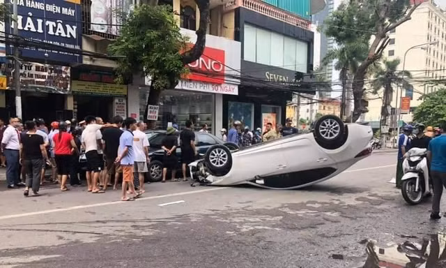 Đâm vào xe khác, ô tô 5 chỗ lật ngửa giữa phố đông người