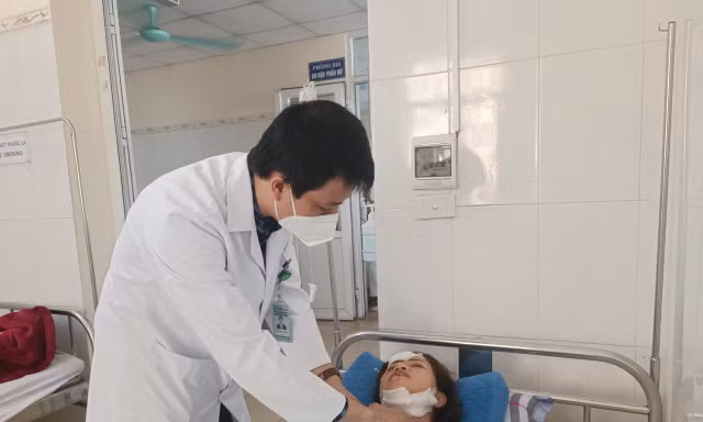 Người phụ nữ ở Thanh Hóa bị kính cứa ngang cổ