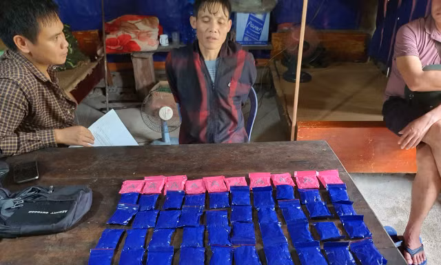 Dùng xuồng vận chuyển ma tuý ở vùng giáp ranh biên giới