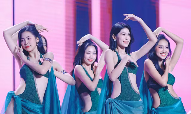 Lý do sân khấu Hoa hậu Việt Nam hình chữ X và màn bikini màu xanh kín bưng