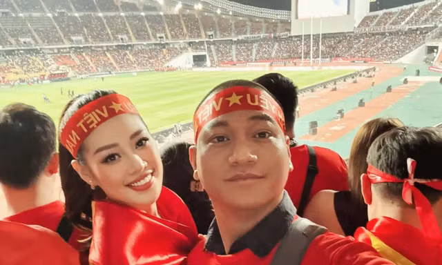 Vợ chồng Đỗ Mỹ Linh, Khánh Vân sang Thái Lan cổ vũ tuyển Việt Nam