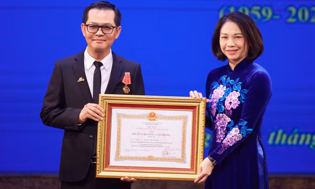 NSND Trung Hiếu nhận Huân chương