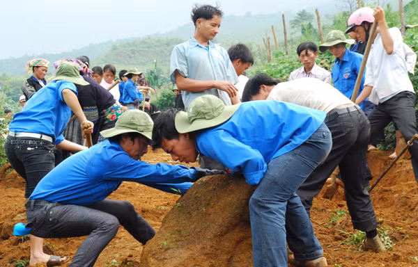 Thanh niên làm tình nguyện tại vùng cao Ảnh: Tùng Duy