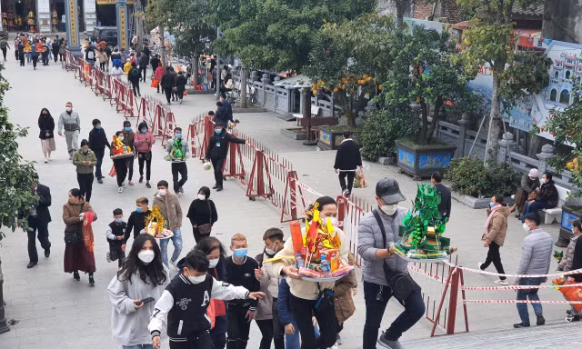 Đền Bà Chúa Kho mở cửa trở lại với 7 chốt kiểm soát