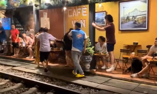 Thót tim nhìn lại cảnh khách nhốn nháo bỏ chạy ở phố cà phê đường tàu