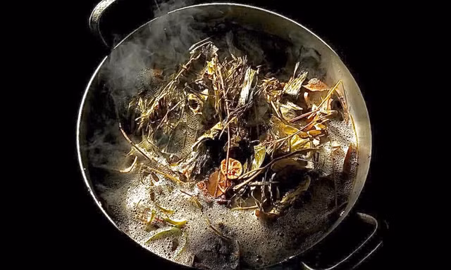 Ở nhà thì làm gì: Tự làm thảo mộc gội đầu tại nhà, tóc bao đẹp hơn đi dưỡng ở tiệm