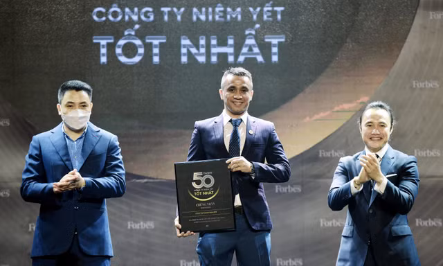 Đại diện Tập đoàn Hoa Sen (HSG) nhận chứng nhận “Top 50 công ty niêm yết tốt nhất năm 2021”, do tạp chí Forbes Việt Nam tổ chức.