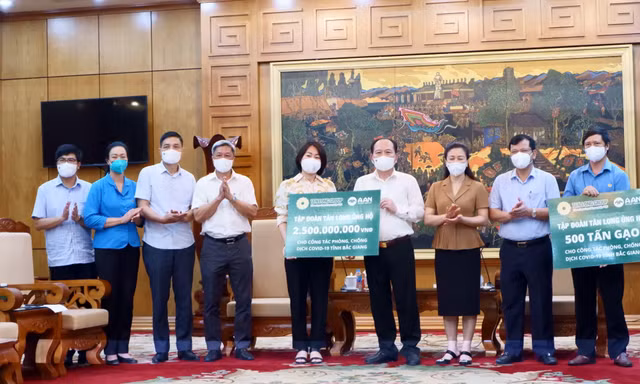 Đại diện Tập đoàn Tân Long vừa trao tặng 500 tấn gạo và 2,5 tỷ đồng cho tỉnh Bắc Giang
