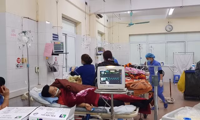 Các nạn nhân ngộ độc trứng cóc đang được điều trị tích cực tại Bệnh viện Đa khoa tỉnh Hòa Bình. Ảnh: BS cung cấp