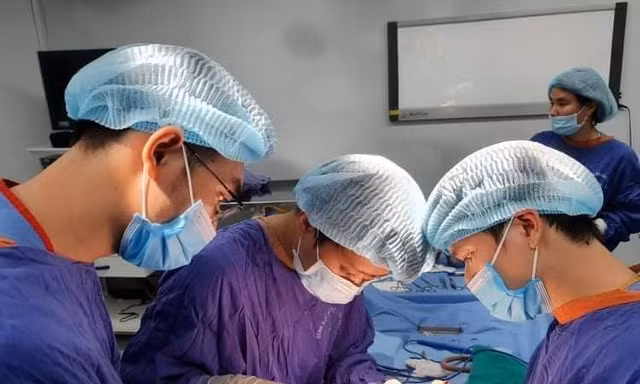 E-kip phẫu thuật cấp cứu cho người đàn ông 40 tuổi cương dương liên tục 30 giờ