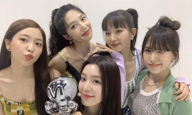 Tương lai về hợp đồng của Red Velvet: SM "ngủ quên", fan sốt sắng với một chi tiết nhỏ