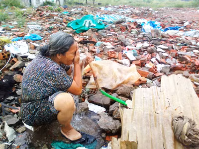 Bến phà Thủ Thiêm vỡ vụn trong tiếng búa