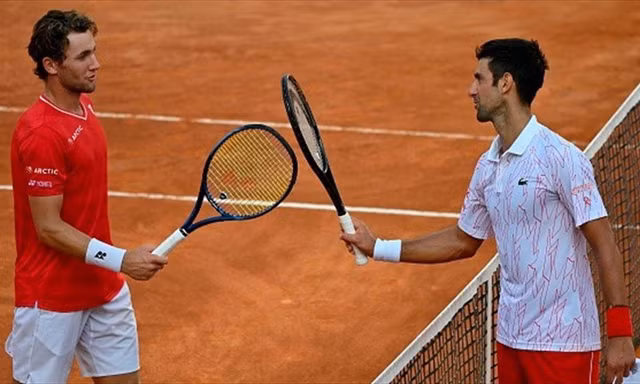 Djokovic bị ví là 'quân tốt trên bàn cờ' sau vụ bị từ chối dự Mỹ Mở rộng