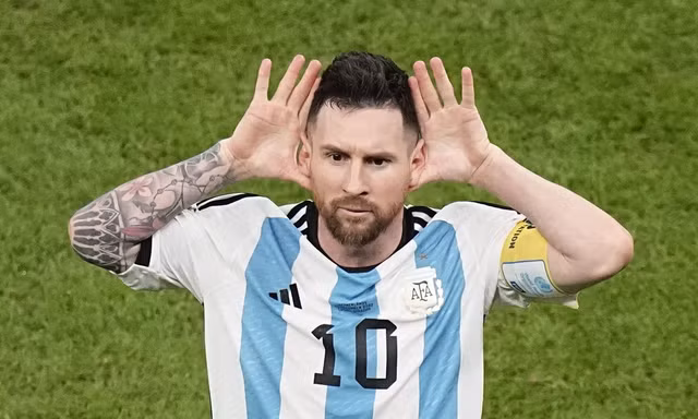 Messi hối hận vì cư xử không phải với Van Gaal