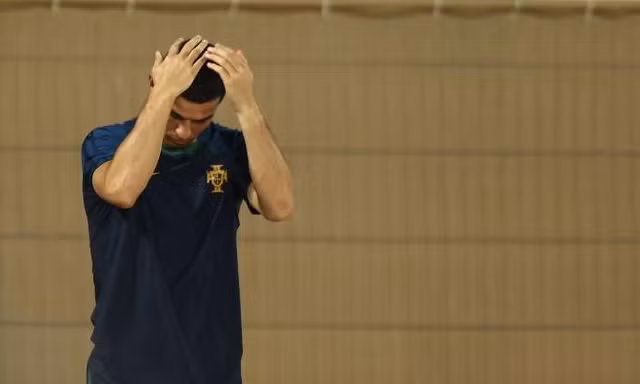Ronaldo bị thầy phạt, mất băng thủ quân?