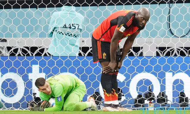 Lukaku hủy kỳ nghỉ để chữa 'bệnh' chân gỗ