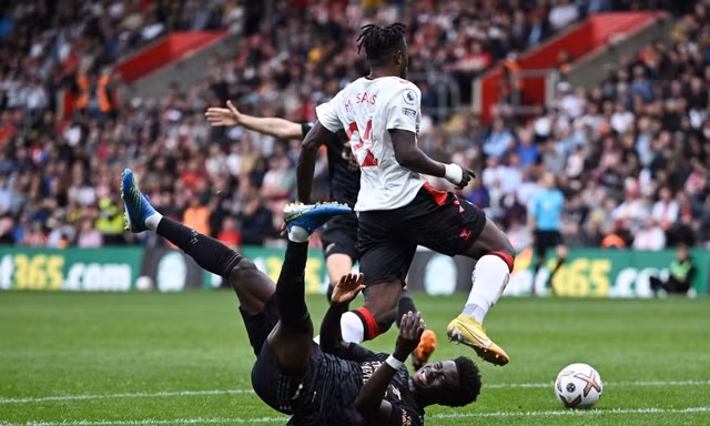 Hòa đội bóng yếu, HLV Arsenal trách mắng học trò