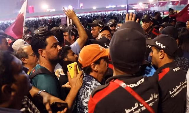 Hàng ngàn người xô đẩy tại fanzone World Cup, suýt xảy ra thảm họa giẫm đạp 