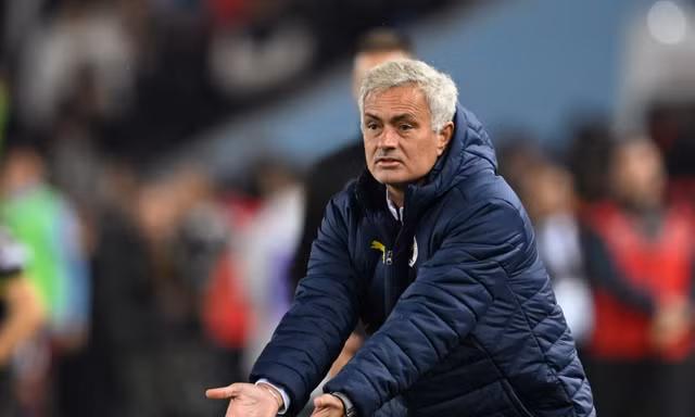 Bị phạt nặng vì 'đá đểu' trọng tài, Mourinho đối diện án chồng án