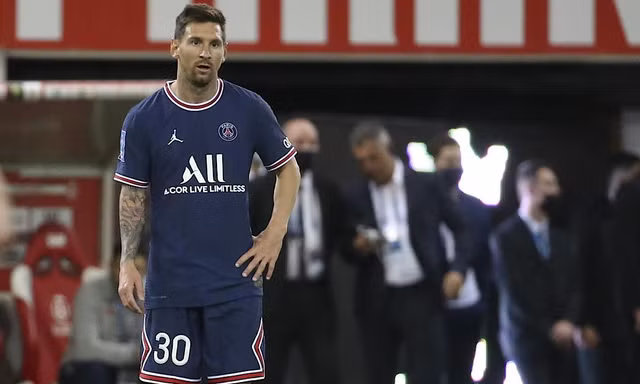 Messi bị đàn anh mắng 'nên cảm thấy hổ thẹn', kém xa Ronaldo