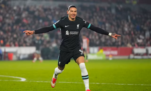 Lập cú đúp phút bù giờ, Nunez giúp Liverpool vượt ải Brentford